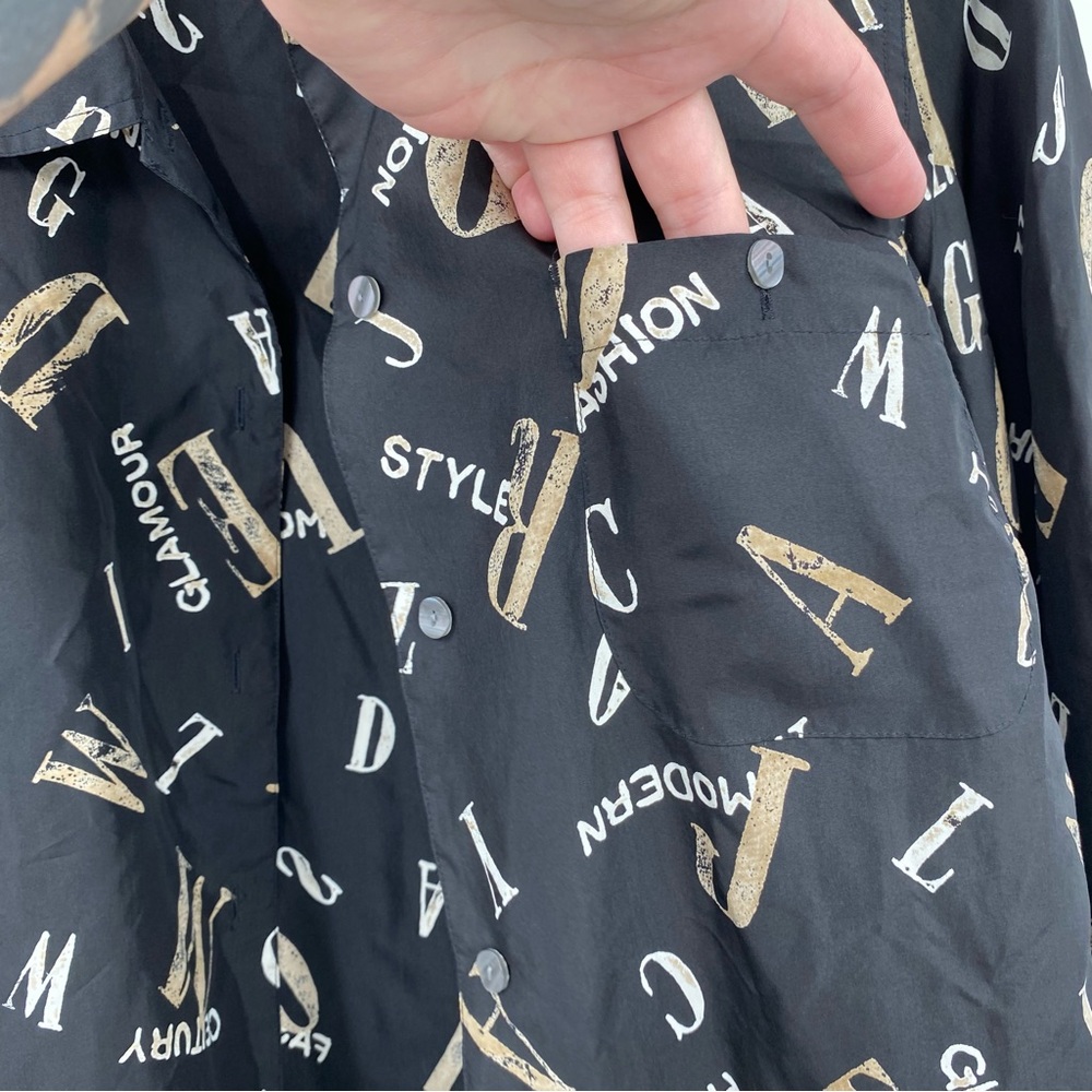 Vintage 100% Silk Button-Up Shirt‎ Sz 14 W Fashion Typography Style Glamour AOP - Picture 10 of 15